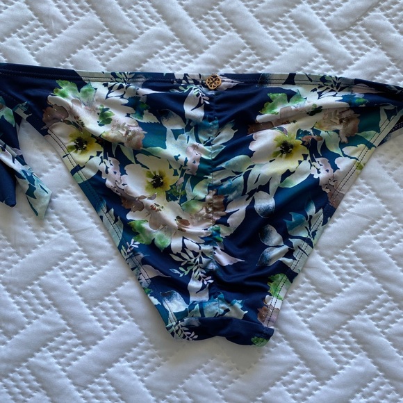 Beautiful floral bikini - Picture 4 of 4